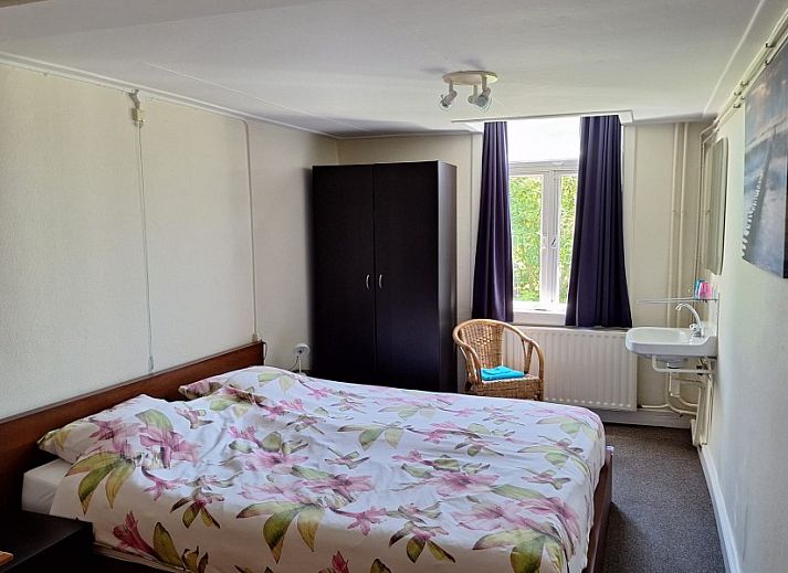 Winterlandschap bij Oald Hengel vakantiehuis in De Lutte, Twente, omgeven door besneeuwde velden.