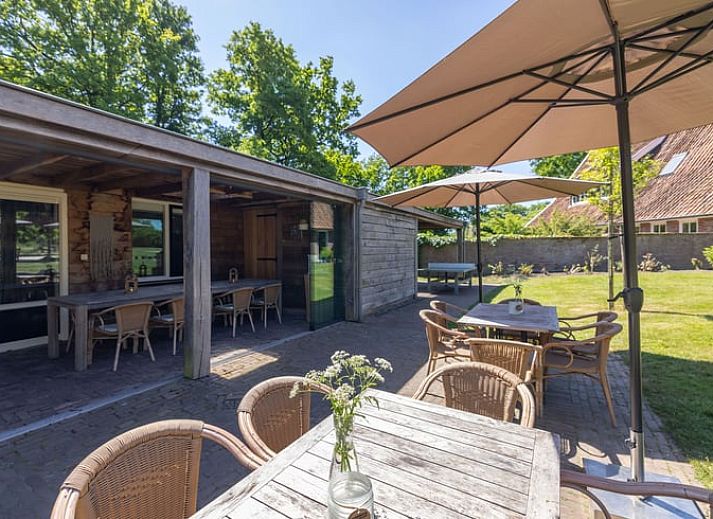Gemuetliche Veranda des Ferienhauses in de Lutte, Twente. Geniessen Sie die Ruhe und die Natur in diesem stimmungsvollen Ferienhaus in Overijssel.