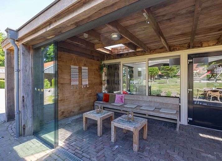 Gemuetliche Veranda des Ferienhauses in de Lutte, Twente. Geniessen Sie die Ruhe und die Natur in diesem stimmungsvollen Ferienhaus in Overijssel.