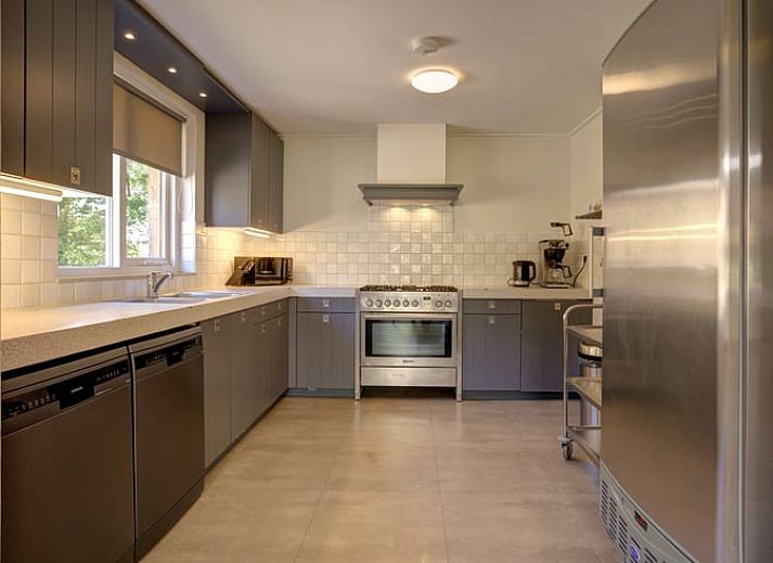 Gemuetliche Veranda des Ferienhauses in de Lutte, Twente. Geniessen Sie die Ruhe und die Natur in diesem stimmungsvollen Ferienhaus in Overijssel.