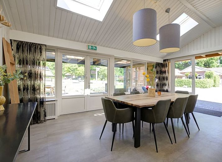 Ferienhaus in De Lutte, charmantes Ferienhaus in Twente, Overijssel mit einer einladenden Terrasse und umgeben von gruener Natur.