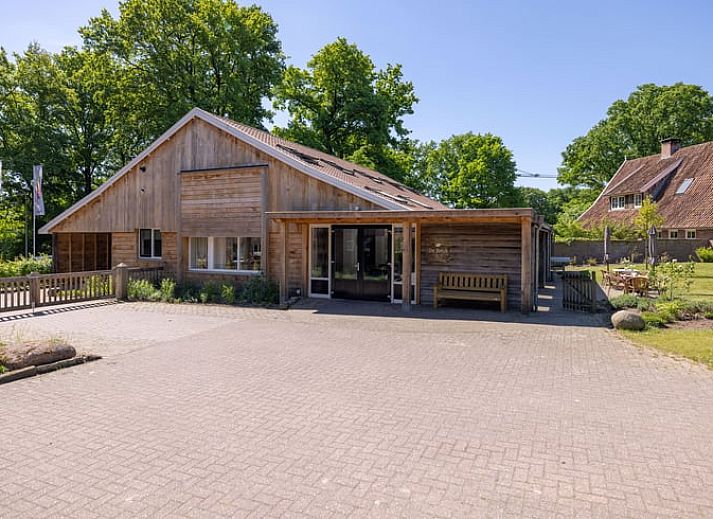 Moderne Kueche im Ferienhaus in de Lutte, Twente, Overijssel mit geraeumigen Arbeitsflaechen und Geraeten fuer einen komfortablen Aufenthalt.