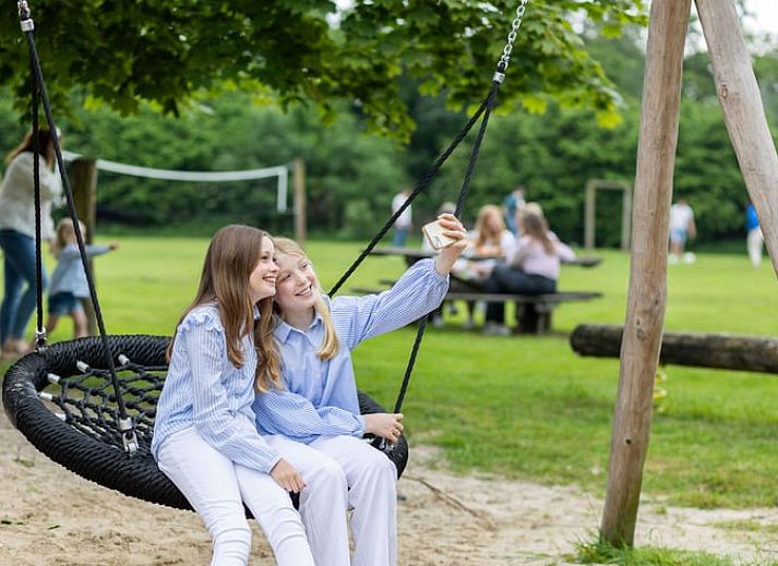 Gemuetliches Esszimmer im Ferienhaus in de Lutte, Twente, mit Holztisch und moderner Kueche. Perfekt fuer einen entspannten Aufenthalt in Overijssel.