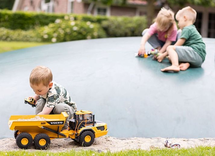 Gemuetliches Esszimmer im Ferienhaus in de Lutte, Twente, mit Holztisch und moderner Kueche. Perfekt fuer einen entspannten Aufenthalt in Overijssel.