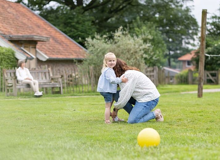 Gemuetliches Esszimmer im Ferienhaus in de Lutte, Twente, mit Holztisch und moderner Kueche. Perfekt fuer einen entspannten Aufenthalt in Overijssel.