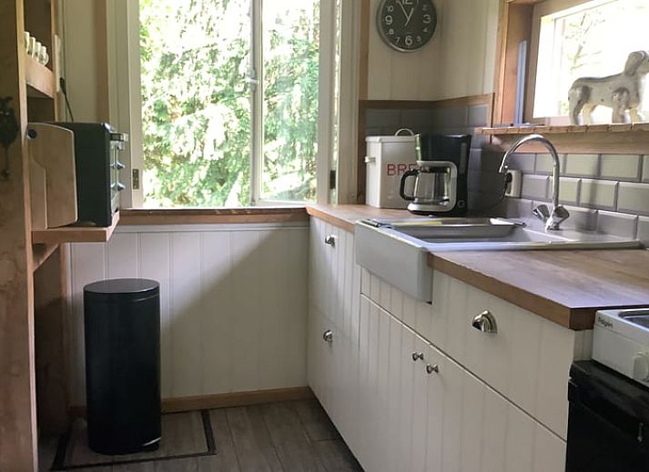 Zonnig terras bij vakantiehuis in de Lutte, Twente, perfect voor ontspanning in Overijssel.