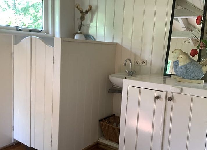 Knusse slaapkamer in vakantiehuis in de Lutte, Twente met houten interieur in Overijssel.