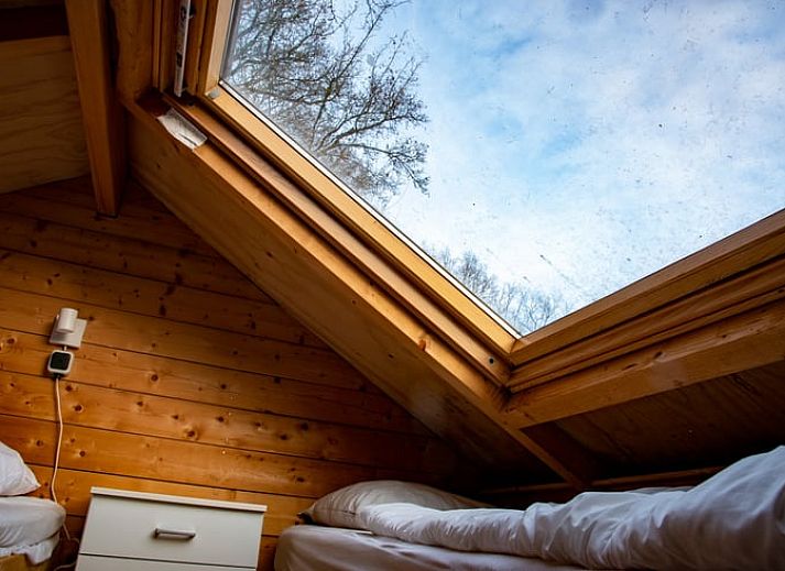Veranda des Ferienhauses in De Lutte in Twente mit Blick auf gruene Felder und eine rustikale Blase in Overijssel.
