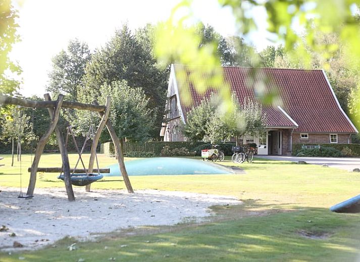 Gemuetliches Ferienhaus in De Lutte, Twente mit Spielplatz und gruener Umgebung in Overijssel, ideal fuer einen entspannten Aufenthalt.