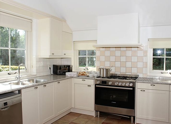 Geniessen Sie die Terrasse des Ferienhauses in de Lutte, gelegen im gruenen Twente, Overijssel, ideal zum Entspannen in der Natur.