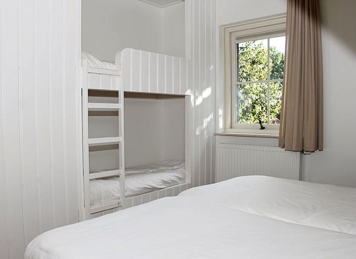 Geniessen Sie die Terrasse des Ferienhauses in de Lutte, gelegen im gruenen Twente, Overijssel, ideal zum Entspannen in der Natur.