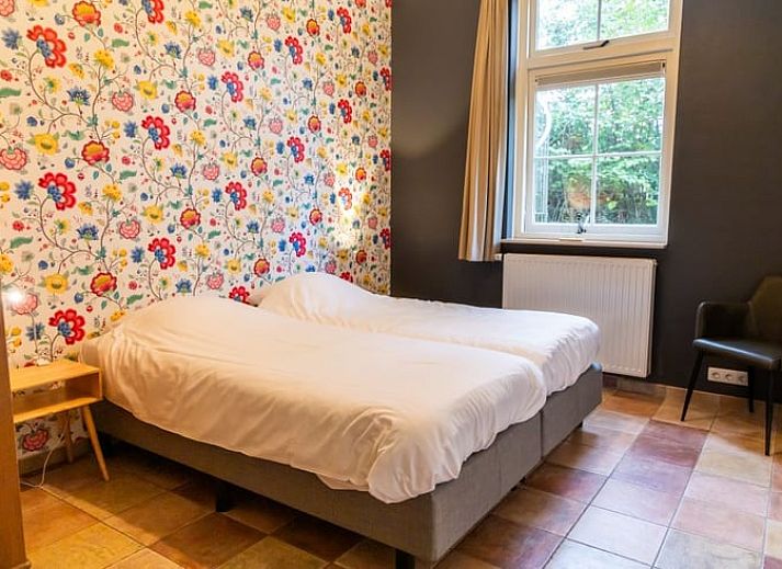 Geniessen Sie die Terrasse des Ferienhauses in de Lutte, gelegen im gruenen Twente, Overijssel, ideal zum Entspannen in der Natur.