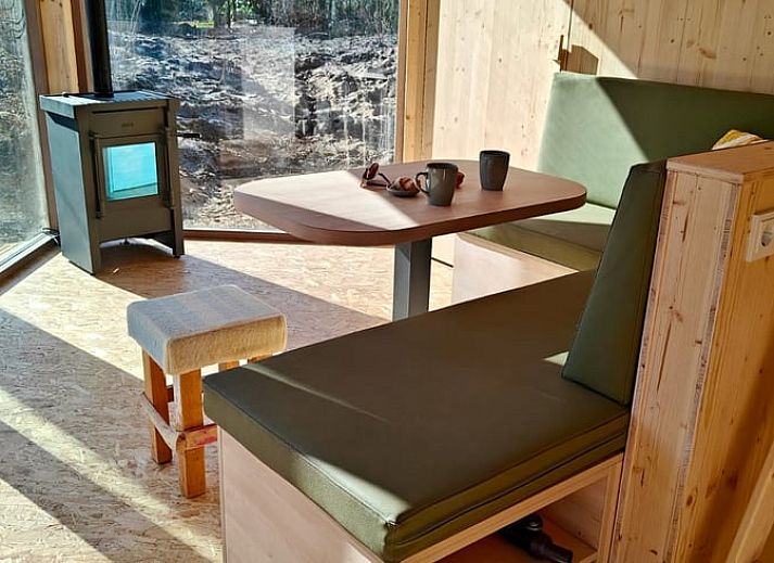 Gezellige zithoek in Vakantiehuisje in de Lutte, Twente, met uitzicht op de natuur.