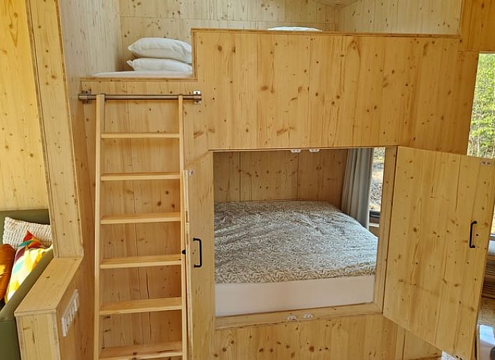 Knusse eethoek met kachel in Vakantiehuisje in de Lutte, Twente, voor een warme sfeer.