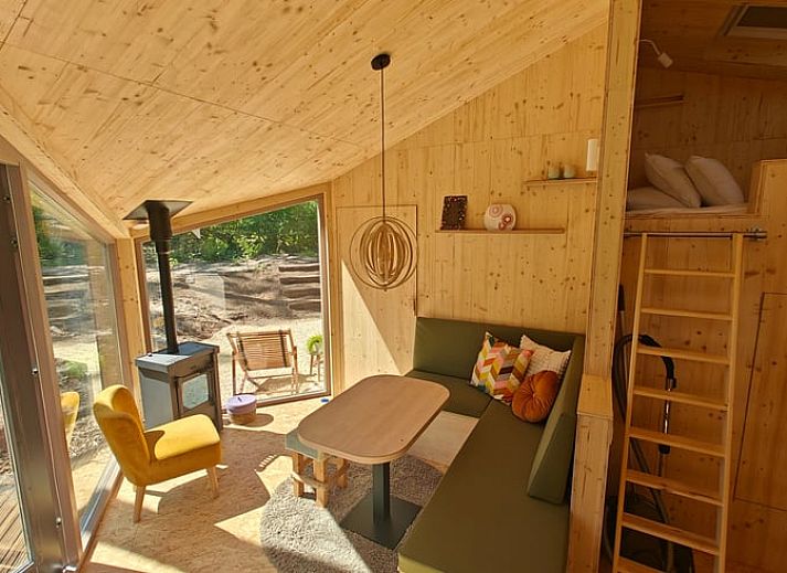 Knusse eethoek met kachel in Vakantiehuisje in de Lutte, Twente, voor een warme sfeer.