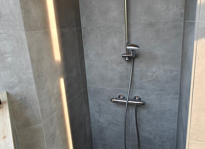 Knusse eethoek met kachel in Vakantiehuisje in de Lutte, Twente, voor een warme sfeer.