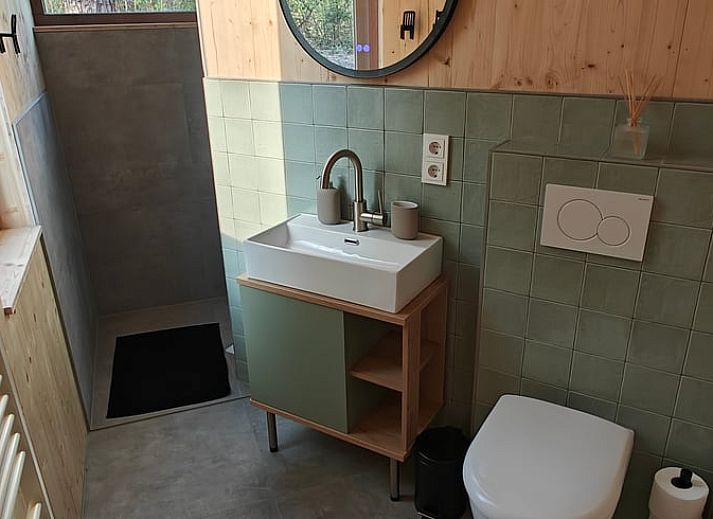 Knusse eethoek met kachel in Vakantiehuisje in de Lutte, Twente, voor een warme sfeer.