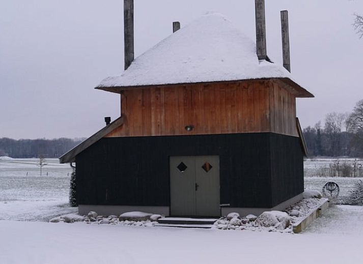 Attraktives Schlafzimmer im Ferienhaus in de Lutte, Twente, Overijssel mit Holzakzenten und bequemem Bett.