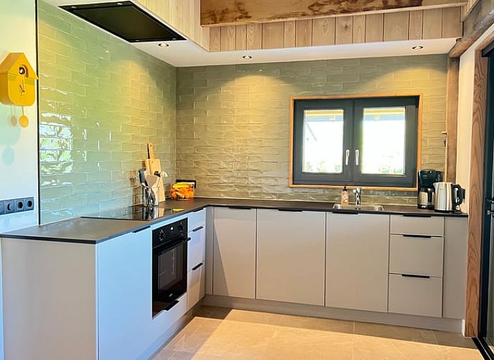 Attraktives Schlafzimmer im Ferienhaus in de Lutte, Twente, Overijssel mit Holzakzenten und bequemem Bett.