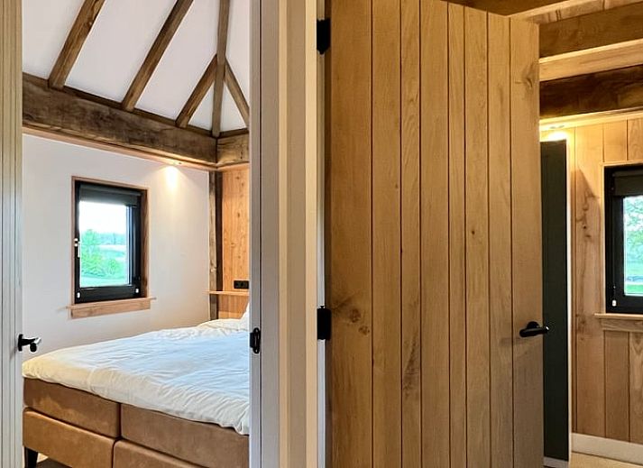 Charmanter Eingang zum Ferienhaus in de Lutte, Twente, Overijssel mit laendlicher Atmosphaere und gruener Tuer.