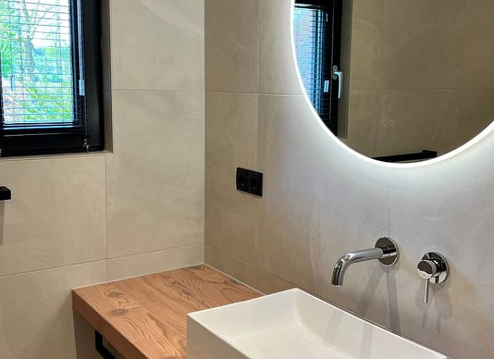 Charmanter Eingang zum Ferienhaus in de Lutte, Twente, Overijssel mit laendlicher Atmosphaere und gruener Tuer.