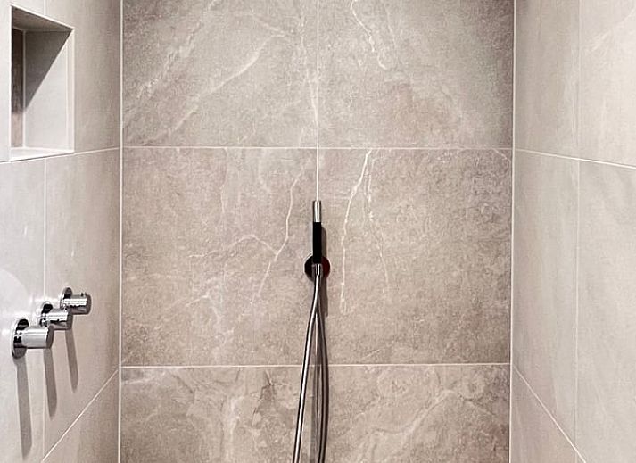 Charmanter Eingang zum Ferienhaus in de Lutte, Twente, Overijssel mit laendlicher Atmosphaere und gruener Tuer.