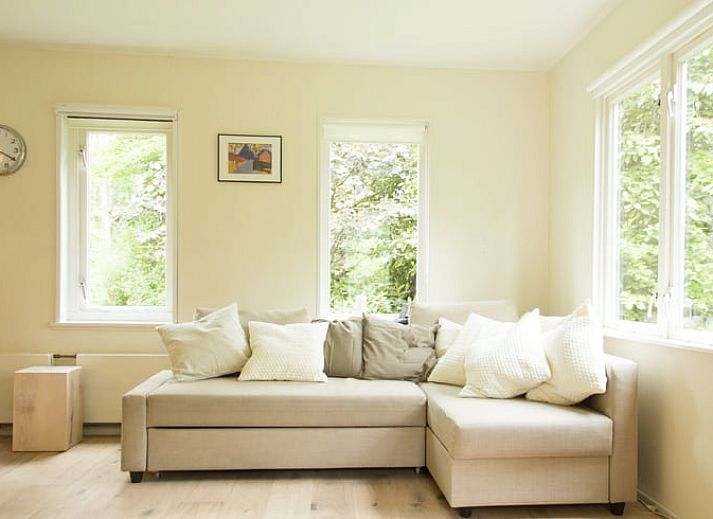 Ferienhaus in De Lutte, Twente, umgeben von Natur und Blumen, ideal zum Entspannen in der rustikalen Umgebung von Overijssel.