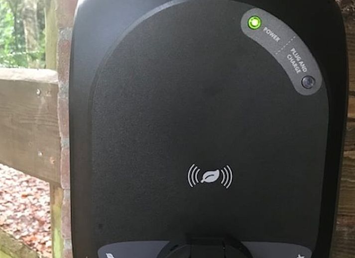 Gemuetlicher Innenbereich des Ferienhauses in De Lutte, Twente, mit Esstisch aus Holz und moderner Kueche in Overijssel.