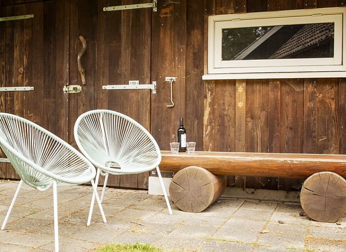 Gemuetlicher Innenbereich des Ferienhauses in De Lutte, Twente, mit Esstisch aus Holz und moderner Kueche in Overijssel.