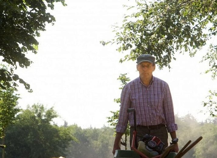 Ontspannen op het terras van Vakantiehuis in Wierden, ideaal voor een rustige vakantie in Twente, Overijssel.