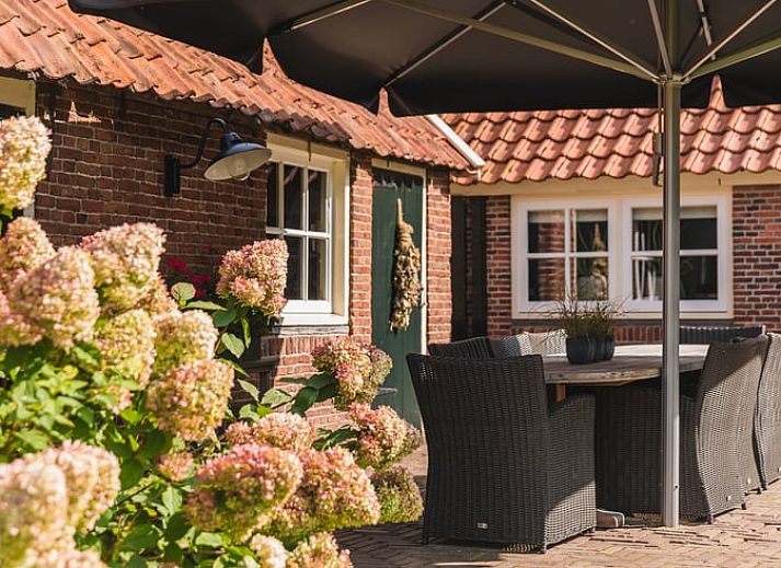 Gezellige zithoek en eetruimte in Vakantiehuis in Wierden, ervaar comfort in Twente, Overijssel.