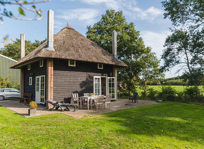Gezellige zithoek en eetruimte in Vakantiehuis in Wierden, ervaar comfort in Twente, Overijssel.