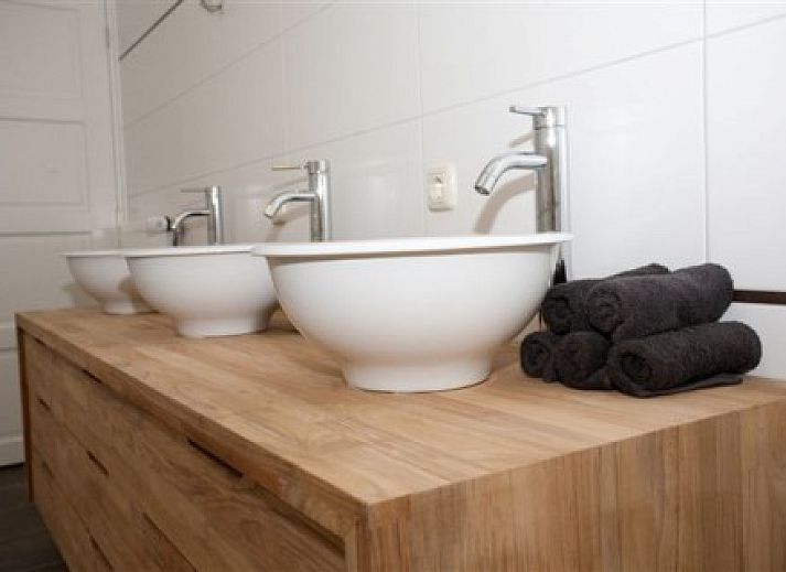 Landgoed Nieuwhuis Ferienhaus in Ootmarsum, Twente mit traditioneller Architektur und laendlicher Umgebung.