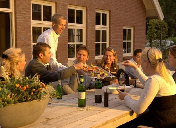 Geraeumige Terrasse im Ferienhaus Landgoed Nieuwhuis in Ootmarsum, Twente, ideal fuer Mahlzeiten im Freien in Overijssel.