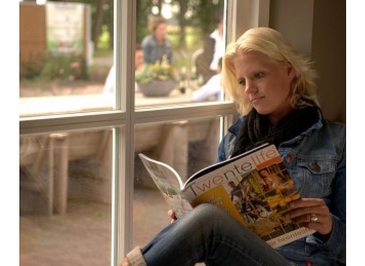 Geraeumige Terrasse im Ferienhaus Landgoed Nieuwhuis in Ootmarsum, Twente, ideal fuer Mahlzeiten im Freien in Overijssel.