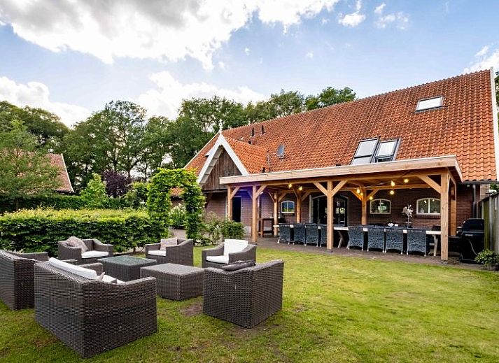 Geraeumige Terrasse im Ferienhaus Landgoed Nieuwhuis in Ootmarsum, Twente, ideal fuer Mahlzeiten im Freien in Overijssel.