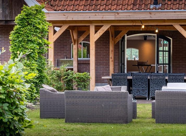 Geraeumige Terrasse im Ferienhaus Landgoed Nieuwhuis in Ootmarsum, Twente, ideal fuer Mahlzeiten im Freien in Overijssel.