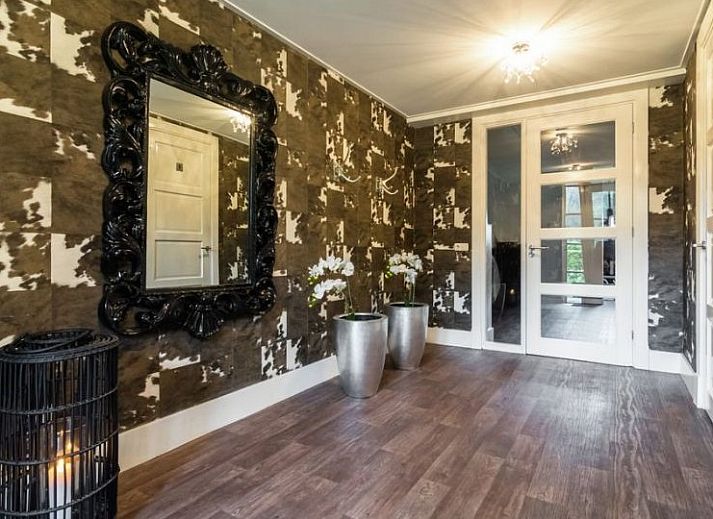 Geraeumige Terrasse im Ferienhaus Landgoed Nieuwhuis in Ootmarsum, Twente, ideal fuer Mahlzeiten im Freien in Overijssel.