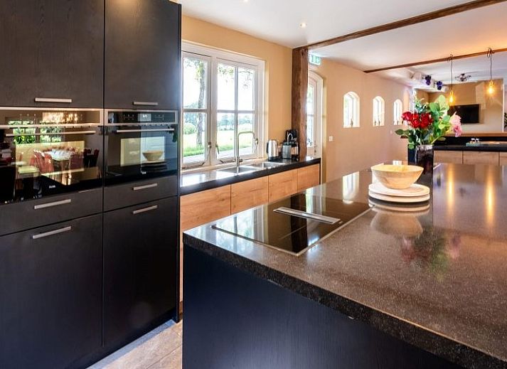 Modernes Badezimmer im Ferienhaus Landgoed Nieuwhuis in Ootmarsum, Twente, mit stilvollen Waschbecken und Holzdetails.