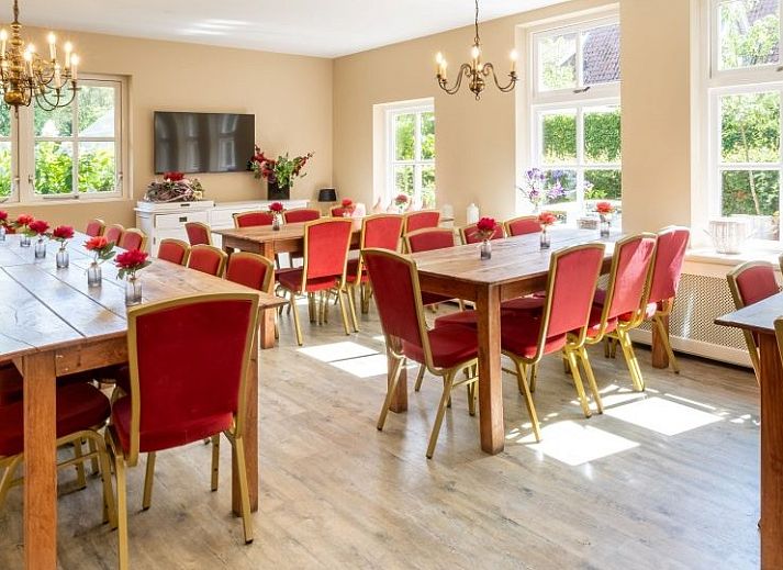 Modernes Badezimmer im Ferienhaus Landgoed Nieuwhuis in Ootmarsum, Twente, mit stilvollen Waschbecken und Holzdetails.