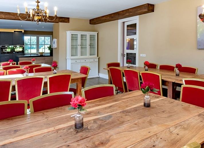 Modernes Badezimmer im Ferienhaus Landgoed Nieuwhuis in Ootmarsum, Twente, mit stilvollen Waschbecken und Holzdetails.