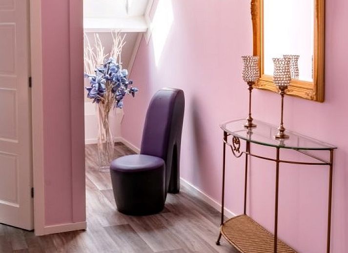 Modernes Badezimmer im Ferienhaus Landgoed Nieuwhuis in Ootmarsum, Twente, mit stilvollen Waschbecken und Holzdetails.