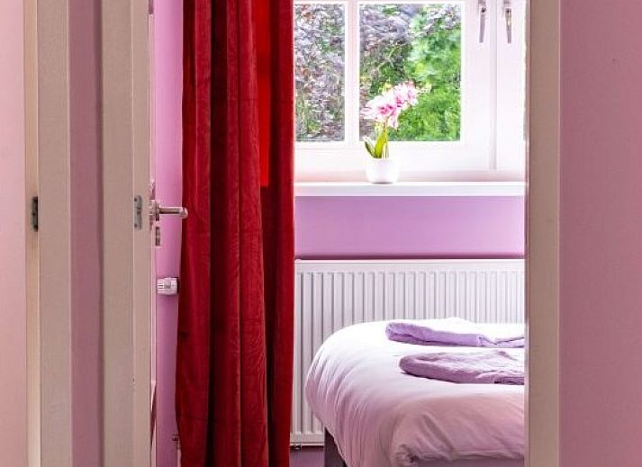 Modernes Badezimmer im Ferienhaus Landgoed Nieuwhuis in Ootmarsum, Twente, mit stilvollen Waschbecken und Holzdetails.