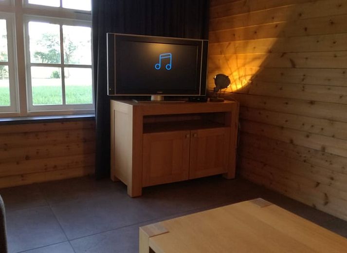 Huisje in Ootmarsum, vakantiehuis in Twente, omringd door groene weiden en bomen in Overijssel.