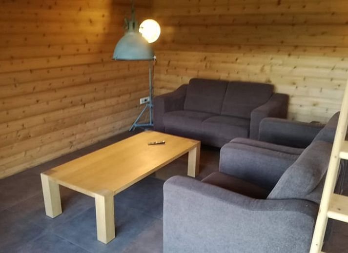 Huisje in Ootmarsum, vakantiehuis in Twente, omringd door groene weiden en bomen in Overijssel.