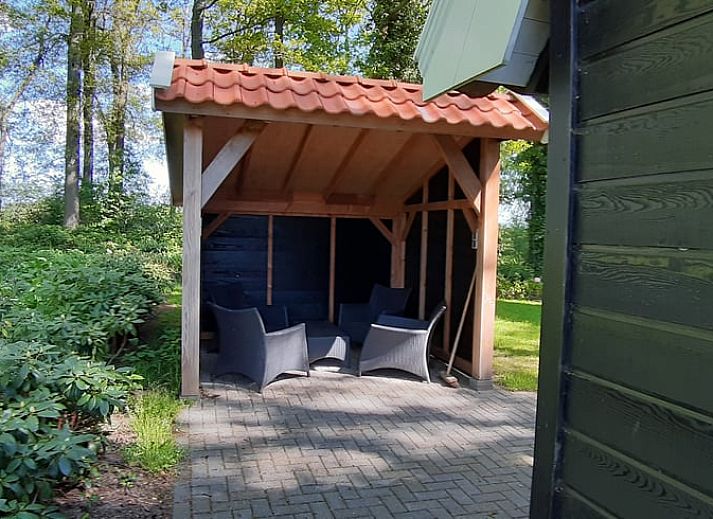 Comfortabele zithoek in Huisje in Ootmarsum, vakantiehuis in Twente, ideaal voor ontspanning.