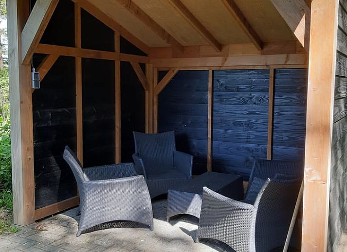 Comfortabele zithoek in Huisje in Ootmarsum, vakantiehuis in Twente, ideaal voor ontspanning.