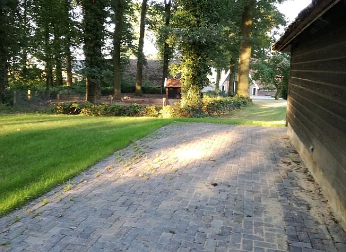Stijlvolle binnenruimte van Huisje in Ootmarsum, vakantieverblijf in Twente, met houten interieur.