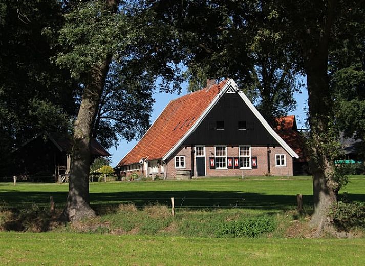 Eetruimte in Huisje in Ootmarsum, vakantiehuis in Twente, met moderne meubels en warme sfeer.