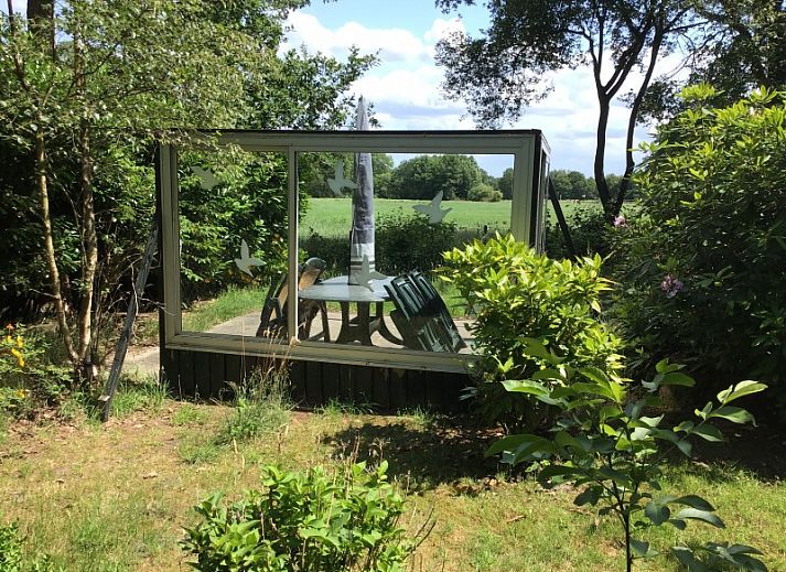 Sonniger Wintergarten des Ferienhauses Mapadodo in Nutter, Twente mit bequemen Sthlen.